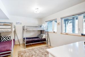 una habitación con dos literas y una ventana en Mount Alyeska View Haven, en Girdwood