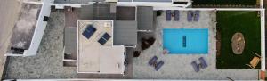 una vista aérea de una piscina en un patio en Sea and sun en Kalamitsa