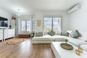 Biały salon z białą kanapą w obiekcie Casa Ohana w mieście Fuengirola