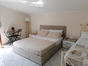 sypialnia z łóżkiem, stołem i krzesłem w obiekcie Rara Domus B&B w mieście Pompeje