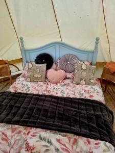Gallery image of French Tent secret garden glamping in Newark upon Trent