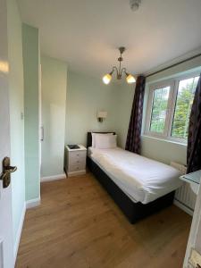 Uma cama ou camas num quarto em Shandon Bells Guest House