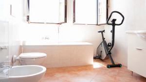 uma casa de banho com um WC, uma banheira e um aspirador em L' appartamento sul Naviglio em Milão