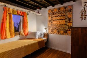 - une chambre avec 2 lits et un tableau mural dans l'établissement Casa Aletta - Old Town Apt., à Rhodes
