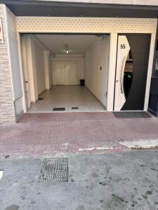 un couloir vide d'un immeuble avec garage dans l'établissement B&B Elles con parcheggio interno, à Barletta