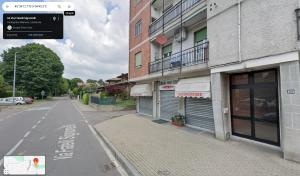 una strada vuota di fronte a un edificio di Bilocale Manuela in via Signorelli a Garbagnate Milanese a Garbagnate Milanese