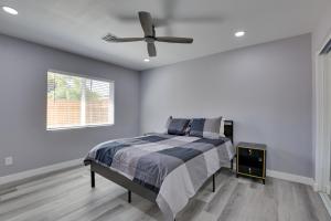 - une chambre avec un lit et un ventilateur de plafond dans l'établissement Pet-Friendly Phoenix Apartment 10 Mi to Downtown!, à Phoenix