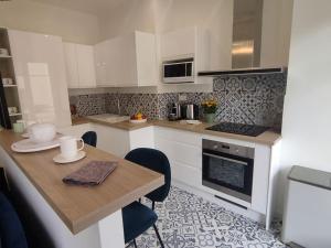 a small kitchen with a table and a counter top at Bel appartement - plage à 50 m in Nice