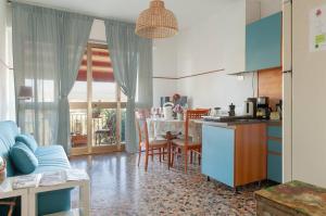 una cucina con armadi blu e tavolo con sedie di LE 7 CALLE a Pisa