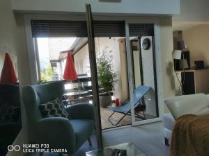 sala de estar con puerta corredera de cristal que da a un patio en thierry, en Saint-Jorioz