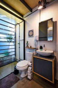 聖保羅的住宿－Vila Pitanga Hosting，一间带卫生间、水槽和镜子的浴室