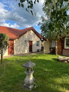 ein Vogelbad im Hof eines Hauses in der Unterkunft Domki Pod Brzoza in Idzików