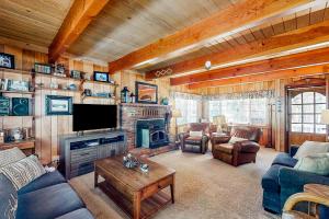 a living room with a couch and a tv and a fireplace at Mountain Memories in Shaver Lake