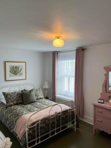 - une chambre avec un lit et une fenêtre dans l'établissement Hôtel Le Rustique, à Saint-Irénée