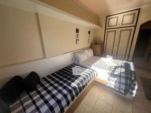 een kleine slaapkamer met een bed en een deur bij FLAT CAVALINHO BRANCO-ÁGUAS DE LINDOIA in Águas de Lindóia