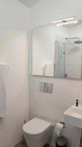 蒙薩拉什的住宿－Casa Alquerque，白色的浴室设有卫生间和水槽。