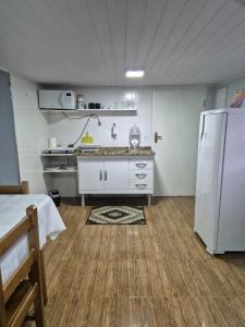 Η κουζίνα ή μικρή κουζίνα στο Loft para até 3 pessoas