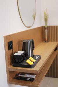 eine Kaffeemaschine auf einem Regal in einem Zimmer in der Unterkunft Tropical Beach A in Ammoudara