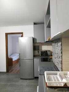 eine Küche mit Kühlschrank und Spüle in der Unterkunft Zielony Dom - Przystań Kajakowa Zakole in Krasnopol