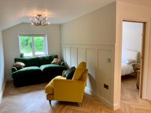 een woonkamer met een bank en een stoel bij Deer View in Bishops Tawton