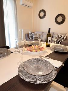 トロにあるSun n' Salt I Apartmentのテーブル(皿、グラス、ワイン1本付) +53枚の写真