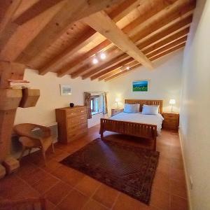 - une chambre avec un lit et un plafond en bois dans l'établissement Château Déhès Gazaupouy 1 chambre d'hôte et 1 Gite, à Gazaupouy