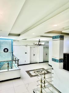 Habitación con escalera y suelo de baldosa. en InTown Guesthouse, en Islamabad