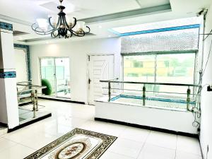 uma sala de estar com uma grande janela e uma piscina em InTown Guesthouse em Islamabad