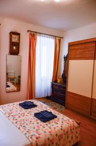 a bedroom with a bed and a dresser and a window at Charming marine style apartment in Cres