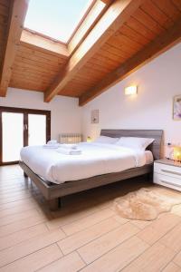 a large bed in a bedroom with a skylight at Primopiano - Di Vittorio in Sesto San Giovanni