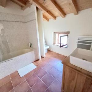 La salle de bains est pourvue d'une baignoire, de toilettes et d'un lavabo. dans l'établissement Château Déhès Gazaupouy 1 chambre d'hôte et 1 Gite, à Gazaupouy