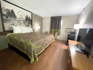 Habitación de hotel con cama y escritorio en Super 8 by Wyndham Eureka/Six Flags Nearby en Eureka