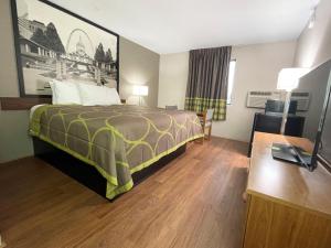 um quarto de hotel com uma cama e uma secretária em Super 8 by Wyndham Eureka/Six Flags Nearby em Eureka