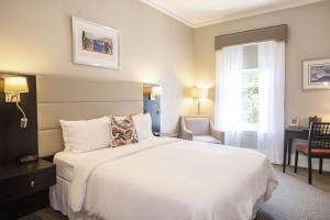 Un dormitorio con una gran cama blanca y una ventana en Newbury Guest House, en Boston