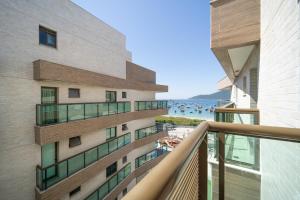 een uitzicht vanaf het balkon van een gebouw bij Apartamento Ninho das Gaivotas - Praia dos Anjos Residence - 2 Vagas in Arraial do Cabo