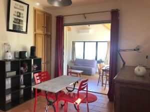 a kitchen and living room with a table and chairs at RDJ Proche mer "L'Oustaou Cabriole" in Saint-Cyr-sur-Mer +12 photos