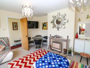 a living room with a couch and a fireplace at Jasper's Corner in Kingsbridge