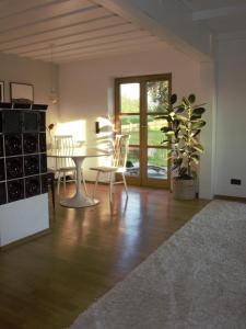 salon ze stołem, krzesłami i rośliną w obiekcie Ferienhaus Flying Roots Wackersberg w mieście Wackersberg