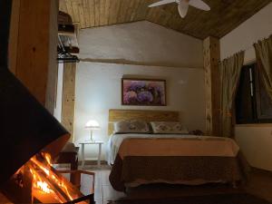 Tempat tidur dalam kamar di Pousada Jardim Secreto