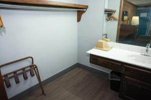 un baño con lavabo y espejo en Rittiman Inn and Suites, en San Antonio