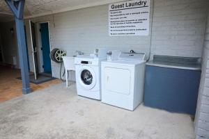 Una lavadora y una secadora afuera de un edificio en Rittiman Inn and Suites, en San Antonio 32 fotos más