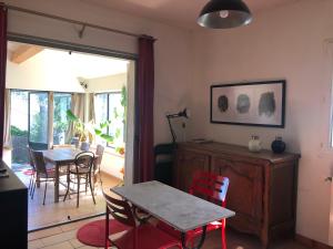 a kitchen and dining room with a table and chairs at RDJ Proche mer "L'Oustaou Cabriole" in Saint-Cyr-sur-Mer