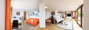 two views of a living room and a living room at Apartamento Vila do Mar in Baiona