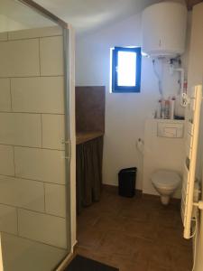baño con aseo y puerta de ducha de cristal en RDJ Proche mer "L'Oustaou Cabriole", en Saint-Cyr-sur-Mer