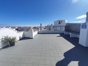 a walkway on the roof of a building at Apartamento con vistas al mar y montaña in El Verger