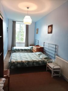 1 Schlafzimmer mit 2 Betten und einem Fenster in der Unterkunft La Petellerie, maison de campagne avec piscine pour un séjour détente in Moyon