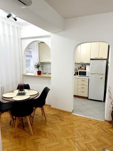 een keuken en eetkamer met een tafel en stoelen bij Lina's Apartment in Skopje