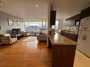 a kitchen and living room with a view of a city at Departamento de Lujo La Carolina - Quicentro Shopping in Quito