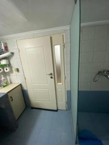 ナフパクトスにあるΣπιτικό στη Ναύπακτοのバスルーム(白いドア、シャワー付)