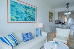 sala de estar con sofá blanco y mesa en Xeliter Cana Rock Punta Cana, en Punta Cana
